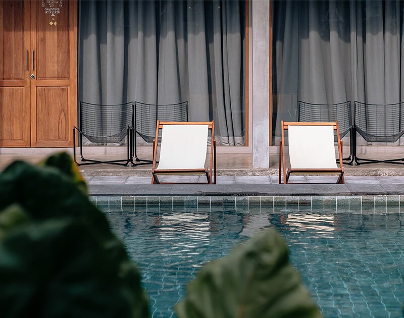 Equipe filmando com drone